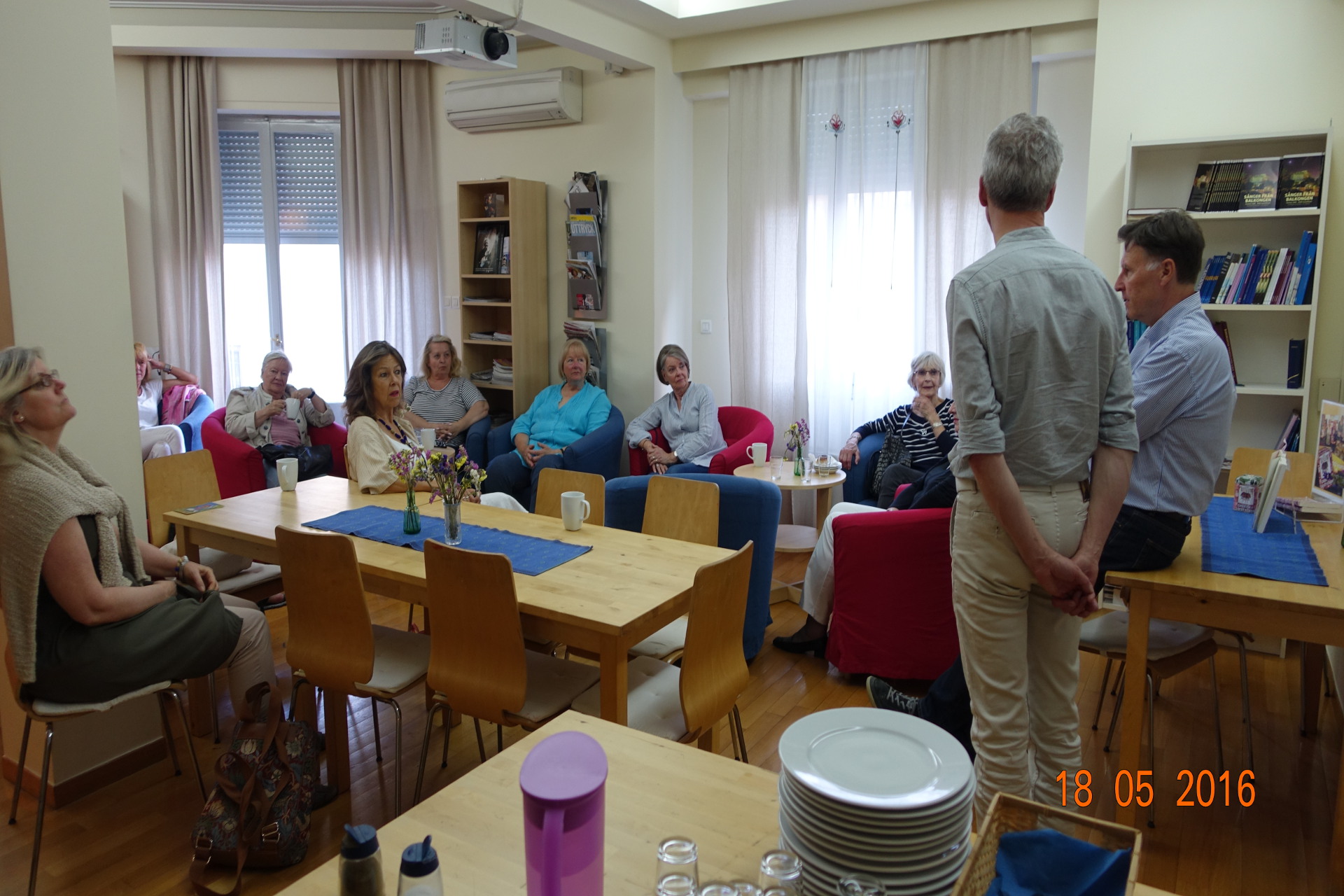 Björn nya kyrkoherden möter församlingen i Athen.