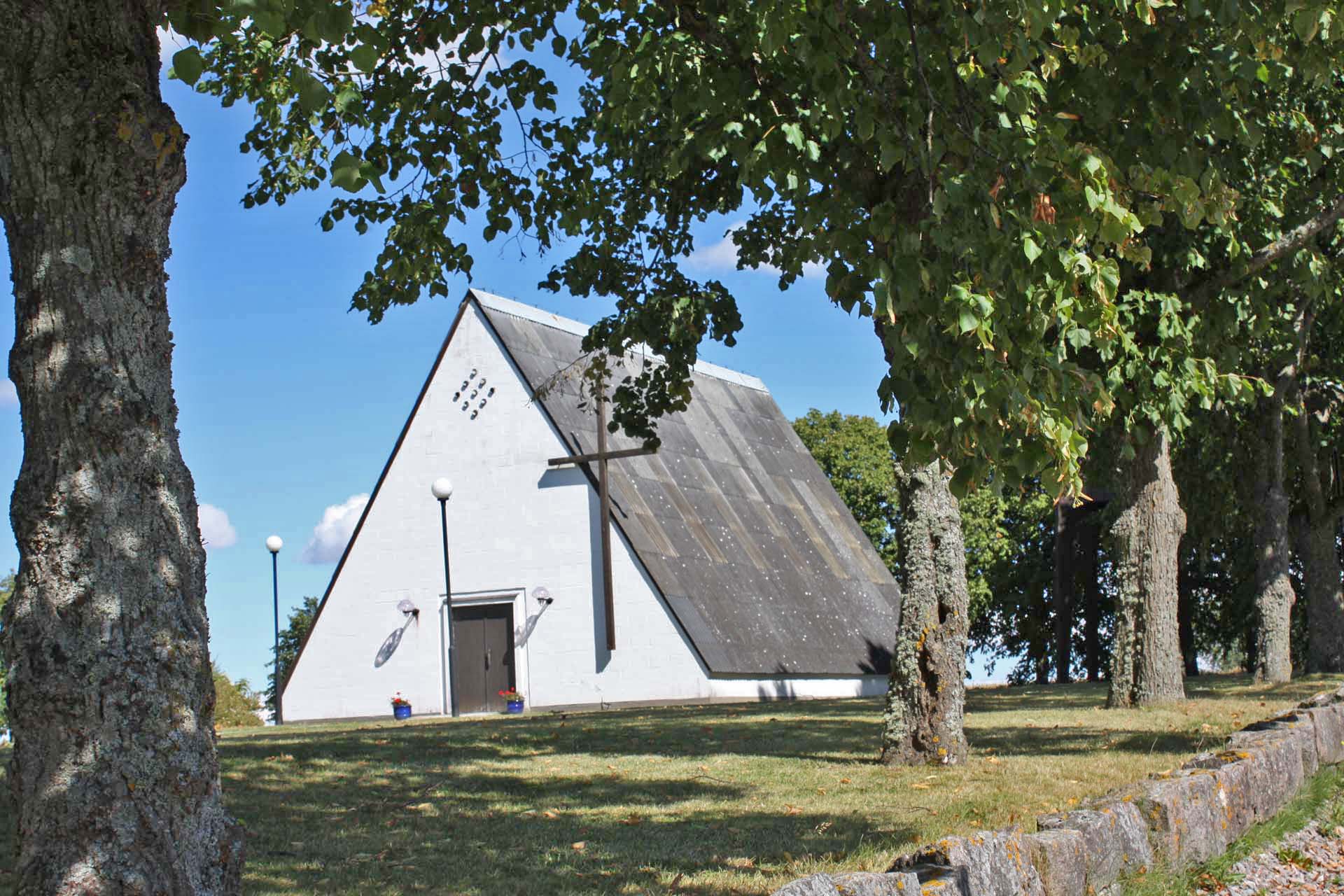 Hällums kyrka. Ej längre i församlingens ägo.