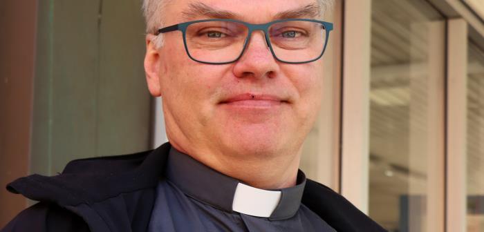 Coronapandemin har förändrat tillvaron för oss alla, i arbetet såväl som privatlivet. Av alla medarbetare i pastoratet är det sannolikt de i Sjukhuskyrkan som har fått den största påverkan och förändringen i sitt arbete. Håkan Fhager, sjukhuspräst, berättar lite om hur han har det mitt i händelsernas centrum.