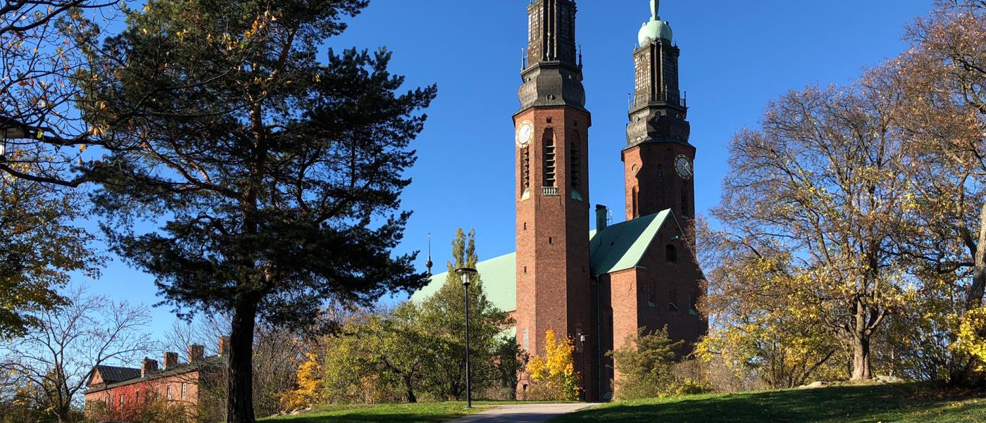 Högalidskyrkan med sina två torn. Det är molnfritt och höstlikt. 