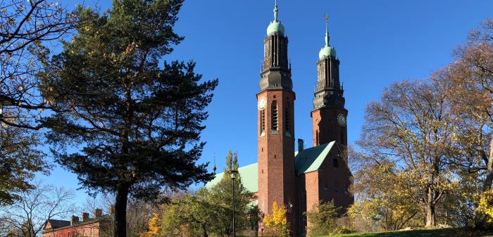 Kyrkans miljöer är heliga platser och en trygg punkt för många, särskilt i tider av kris. Därför håller Högalidskyrkan öppet dagligen kl 10–17 för ljuständning och bön.