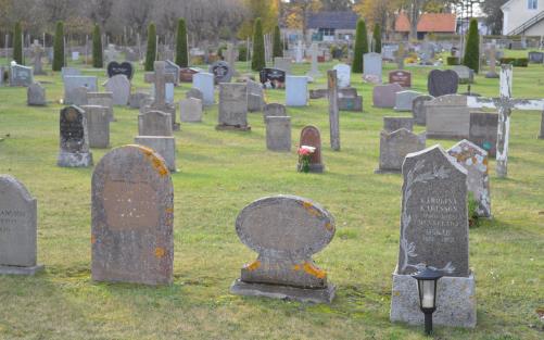 Gravstenar på Högby kyrkogård
