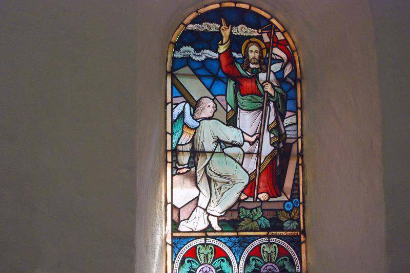 Det blyinfattade glasfönstret i Högestad kyrka föreställer Uppståndelsen.