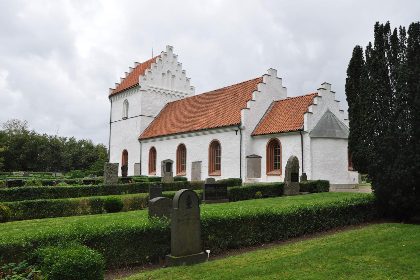 Högestad kyrka är en vitputsad kalkstenskyrka som ligger på en höjd utanför Ystad.