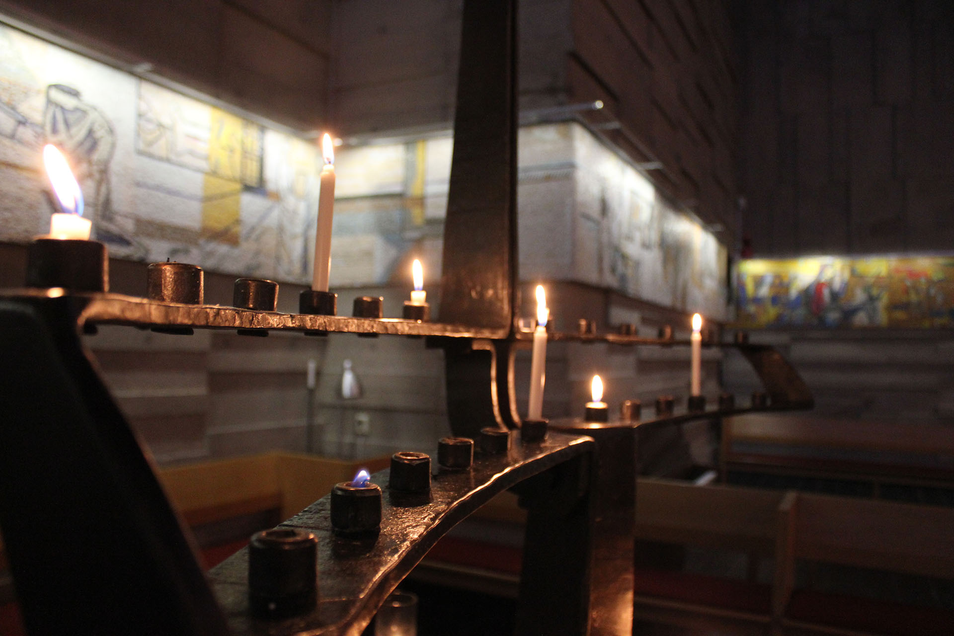 Ljusbäraren i Högsbo kyrka.
