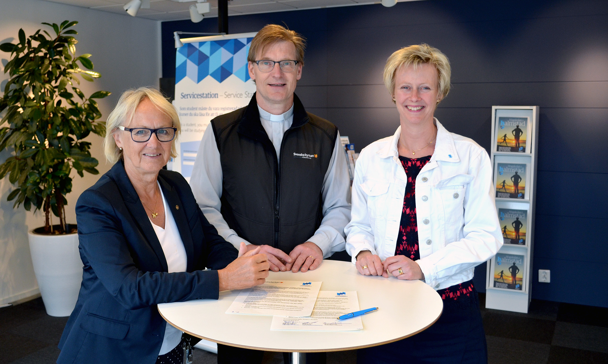 Överenskommelsen har arbetats fram av högskolans studieadministrativa chef Brita Lundh, till höger, och undertecknades av högskoledirektör Inger M Johansson och kyrkoherde Magnus Aasa. 