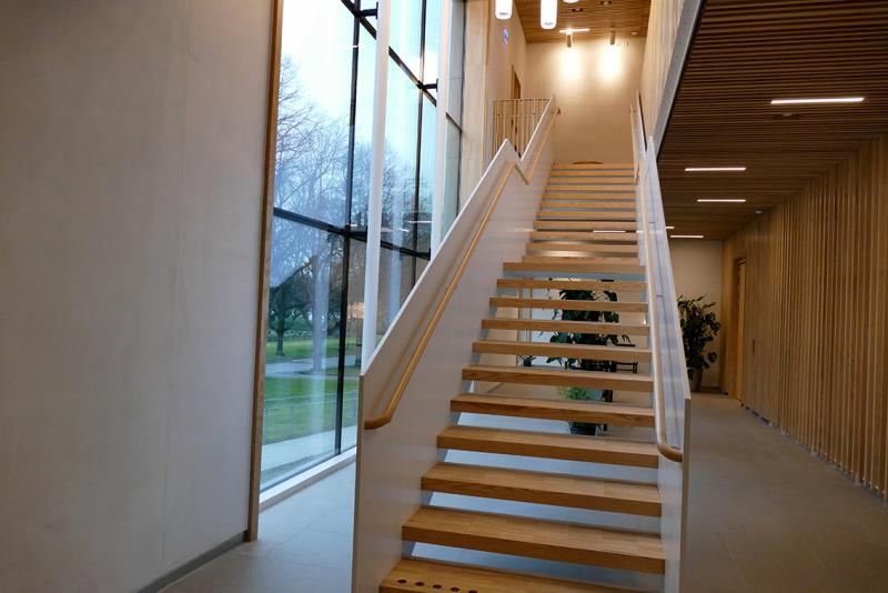 Nya krematoriet på Kviberg, interiör trappan upp, med fönsterparti från golv till tak