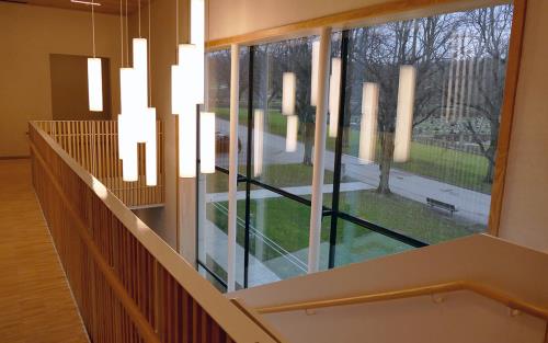Nya krematoriet på Kviberg, interiör trappan ner med utsikt från fönsterpartiet ut mot kyrkogården
