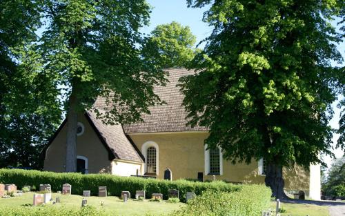 Hammarby kyrka i grönskan 