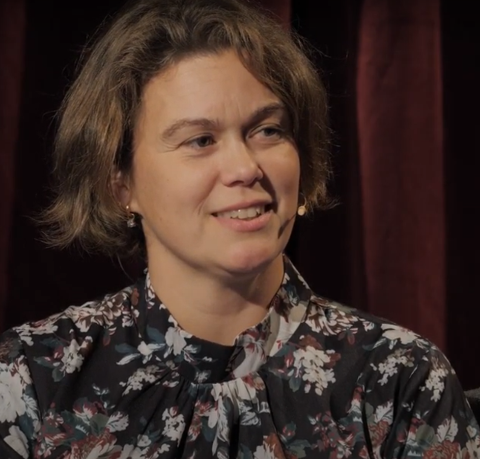 Hanna Wallsten talar på en scen.