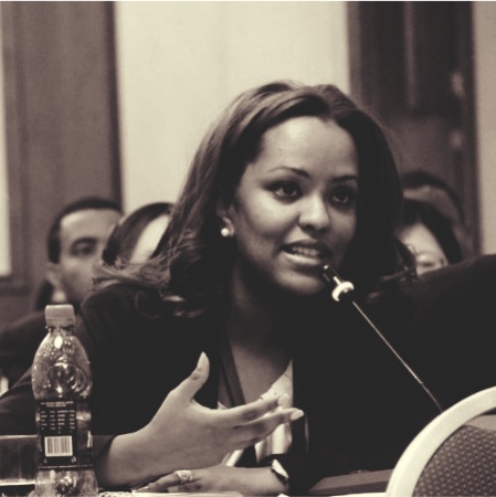 kvinna talar i en mikorfon