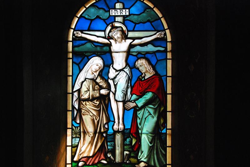 Blyinfattad glasmålning i Hedeskoga kyrka som föreställer Jesu korsfästelse. 