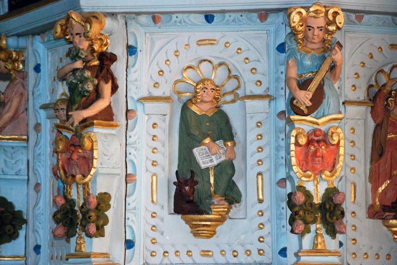 Predikstolen i Hedeskoga kyrka är målad i ljusa färger och förgylld. Sidorna är indelade i fyra fält som är dekorerade med var sin evangeliststatyett.  Mellan evangelisterna finns kvinnofigurer samt ängla- och lejonhuvuden. 