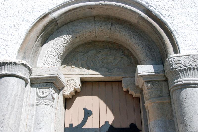 Hedeskoga kyrkas södra portal med rikt dekorerade kolonner och rundbågade fält.