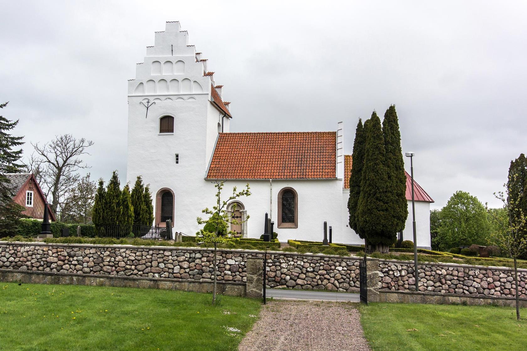 Hedeskoga kyrka är en liten vitkalkad, personlig landsortskyrka.