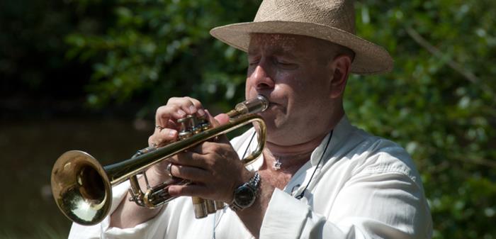 För alla lördagsflanörer i Göteborg är tornmusiken ett säkert sommartecken. I år spelar Salomon Helperin från Domkyrkans torn åtta lördagar kl. 11.30 med start den 27 juni.