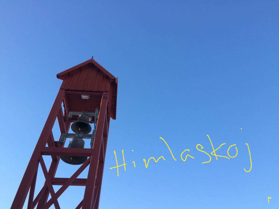 Kyrkklocka med blå himmel