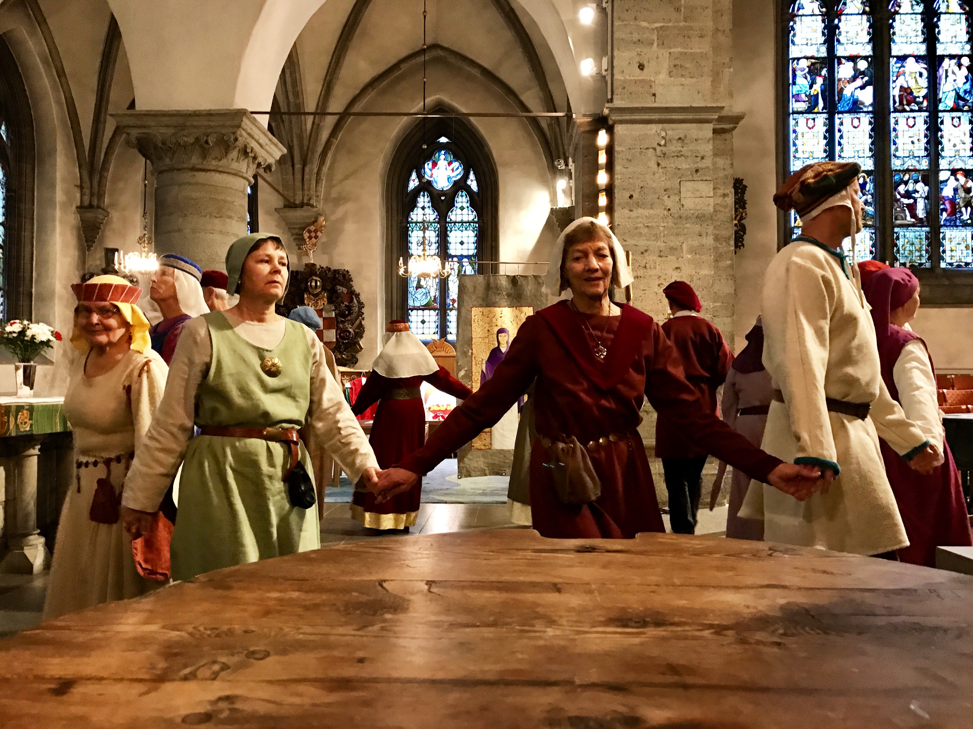 Dansare från Kulturella föreningen dansar ringdans, iförda medeltidskläder, i S:t Nicolai kyrka.