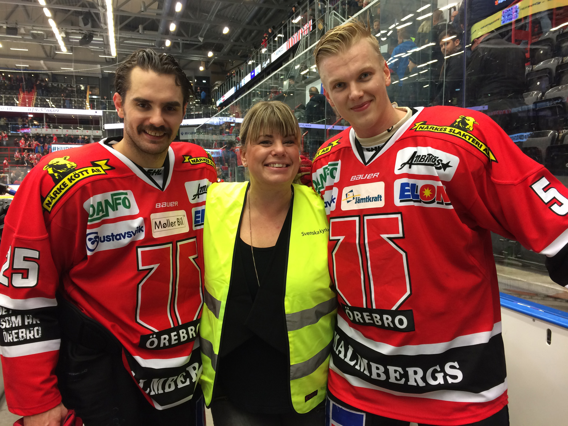 Martin Johansson och Gustav Backström från Örebro Hockey tillsammans med Svenska kyrkans Therese Blixt!
