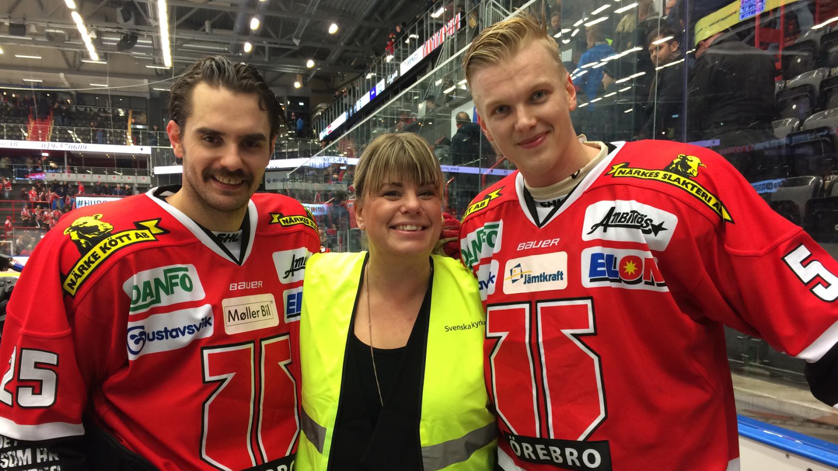 Martin Johansson och Gustav Backström från Örebro Hockey tillsammans med Svenska kyrkans Therese Blixt!