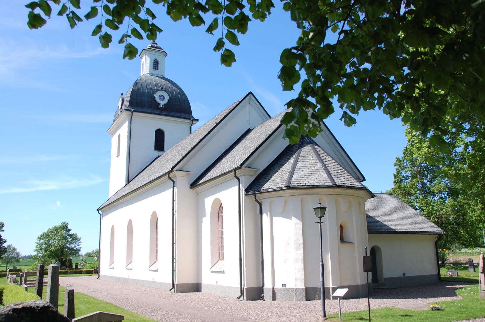 Hogstad kyrka. En solig dag med blå himmel.