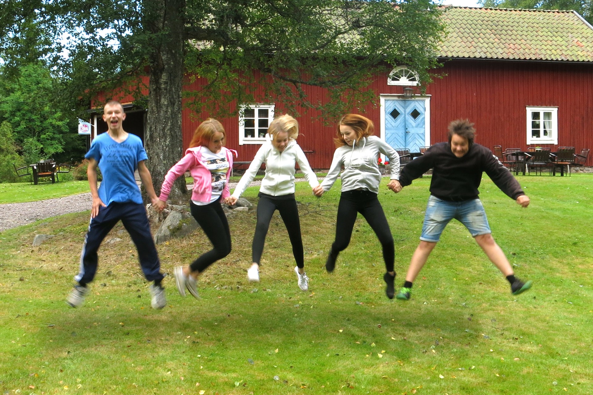 Fem konfirmander hoppar på Skagagården