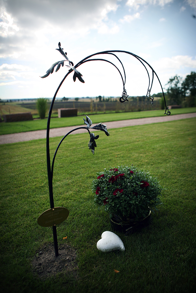 Gravplats på Husaby kyrkogård.