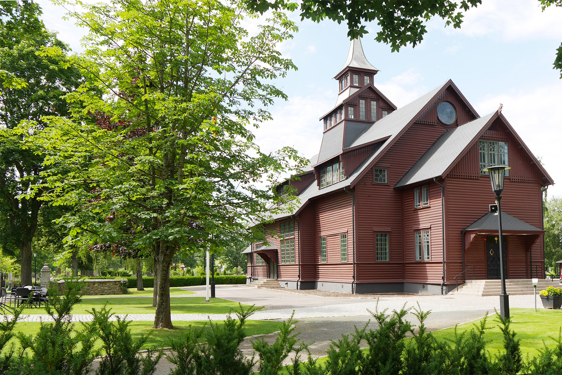 Sommarbild Huskvarna kyrka exteriör