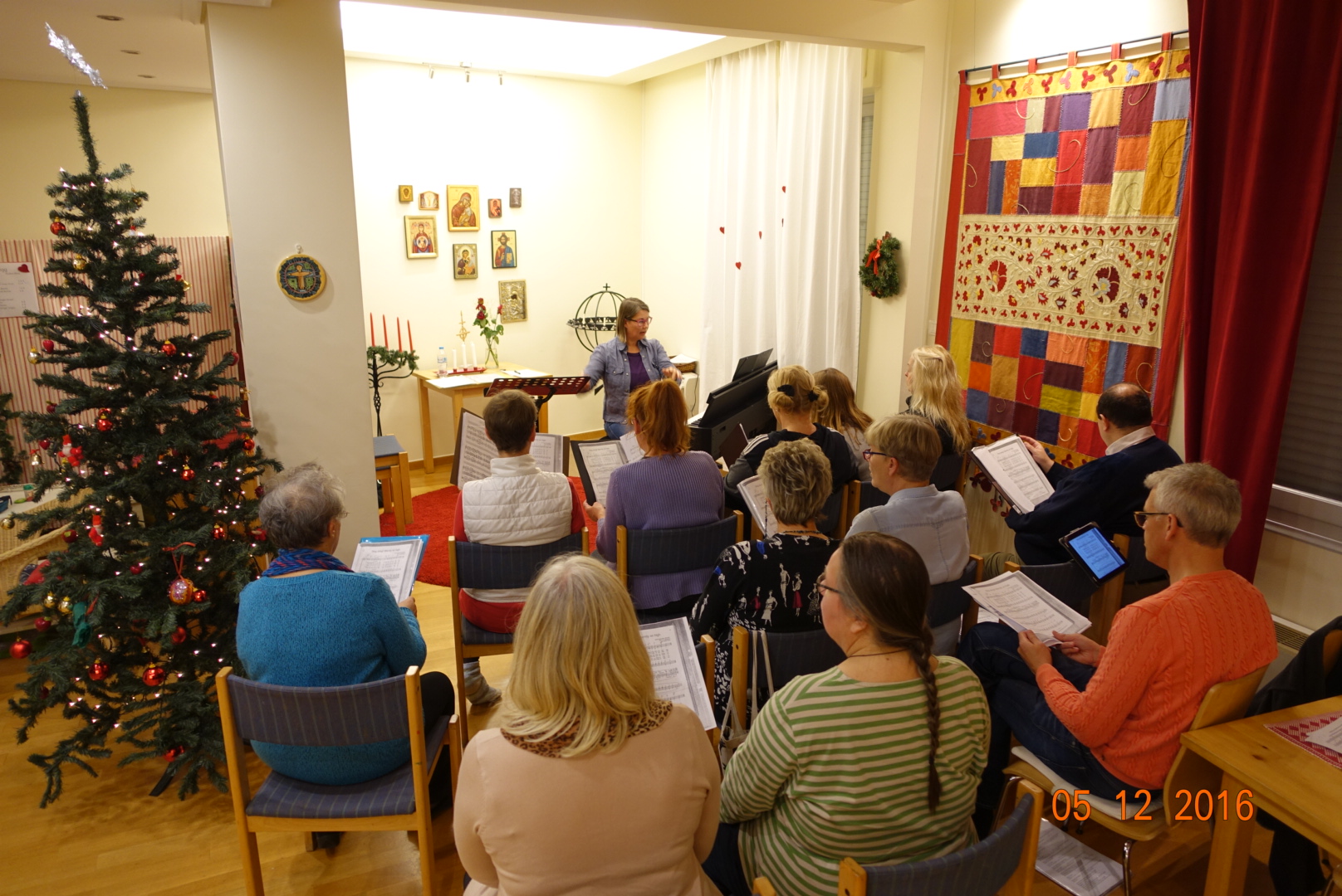 Kören övar under ledning av Pauliina Mäkinen Louka