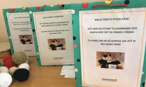 I Heliga Korsets församling kan man komma och hämta en pysselpåse med en hälsning från Nalle Präst nu när barngrupperna inte kan ses.