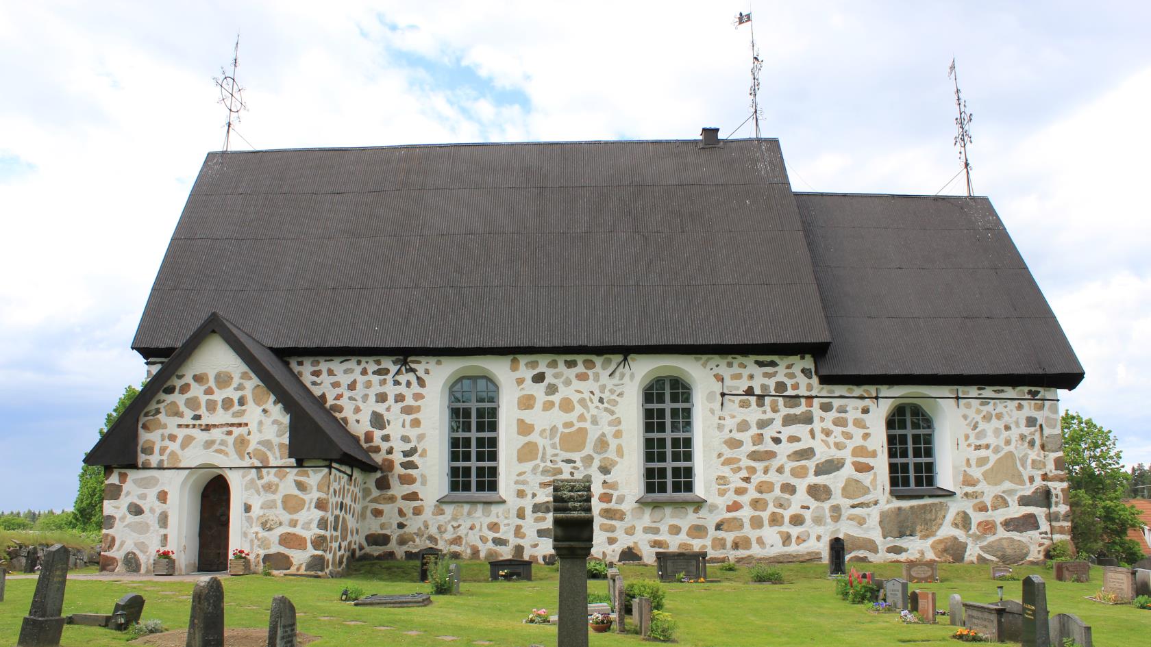 Edsbro kyrka högst upp på kullen.