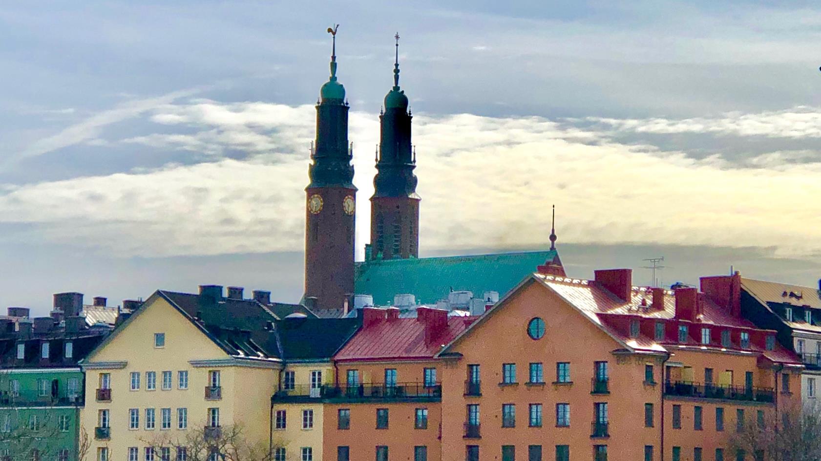 Högalidskyrkans två torn och byggnader i närheten. 