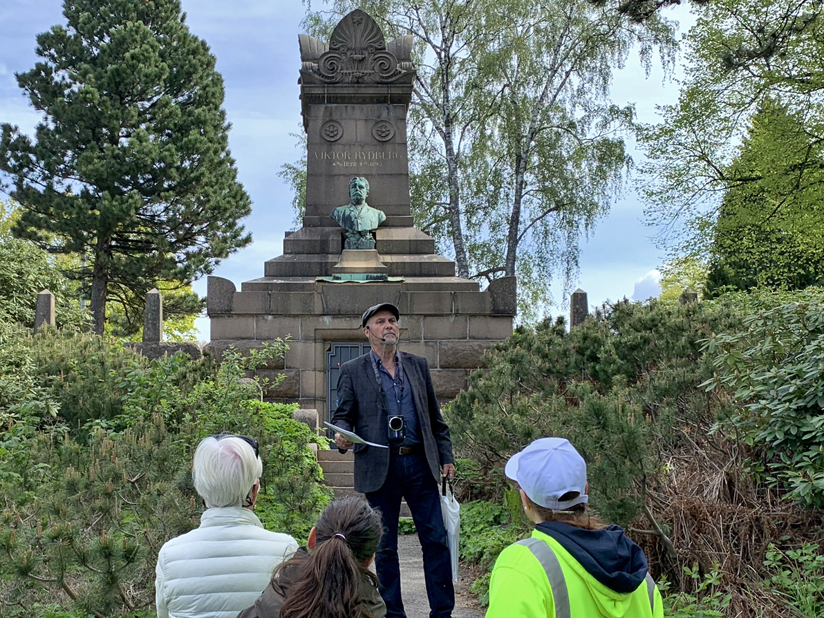 Deltagare i förgrund, Christer Mellqvist i centrum med Viktor Rydbergs grav i bakrgunden