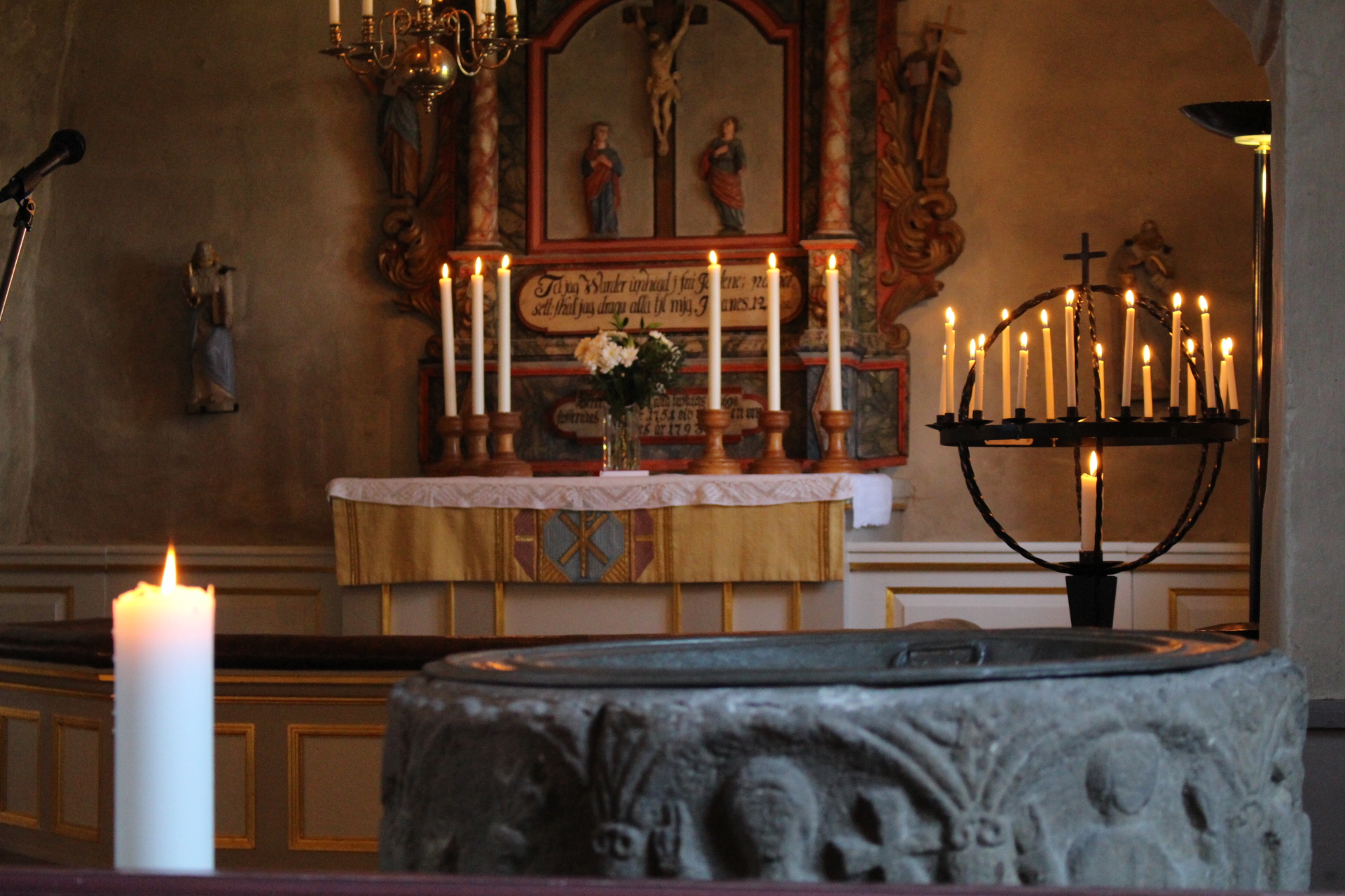 Tända ljus på altare och ljusbärare i Söne kyrka