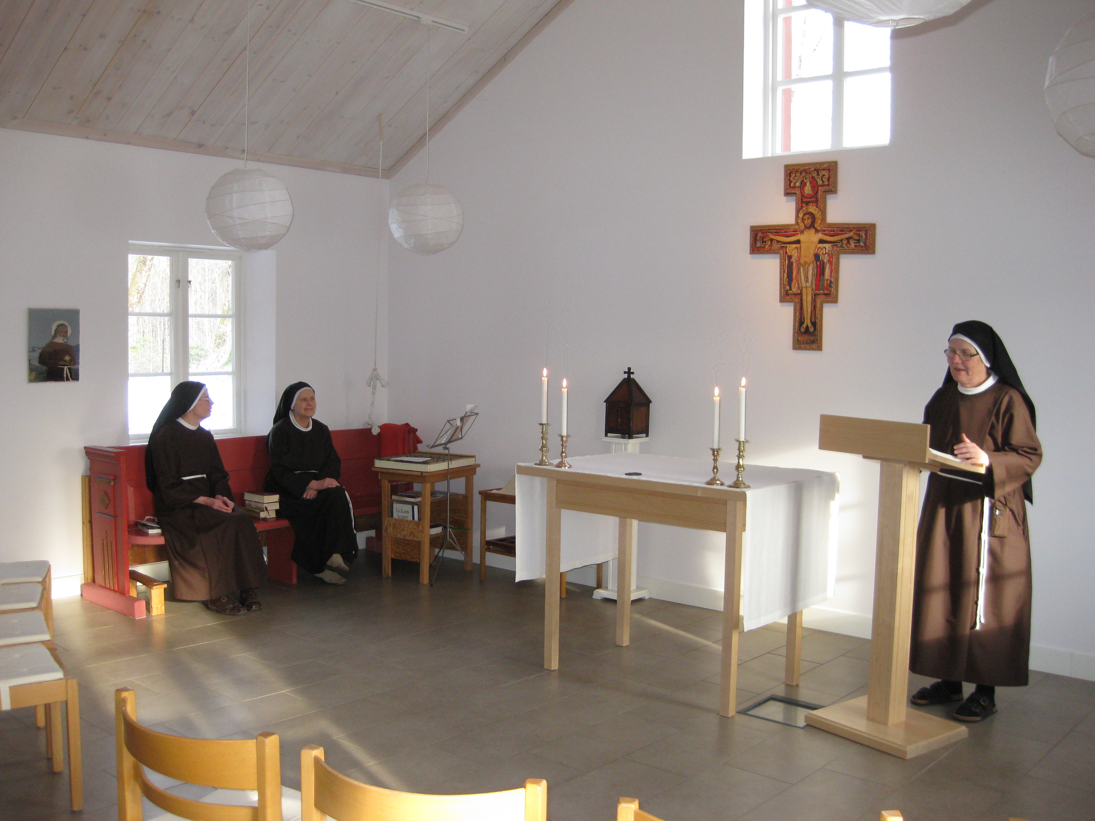 Systrarna på Klaradals kloster i Sjövik, i kapellet på klostret