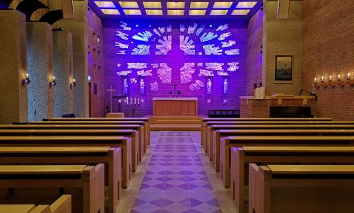 På söndagar har vi öppet i någon av våra kyrkor för dig som vill ha enskild andakt, tända ljus eller bara sitta ner en stund. Musik spelas i kyrkan och personal finns på plats.