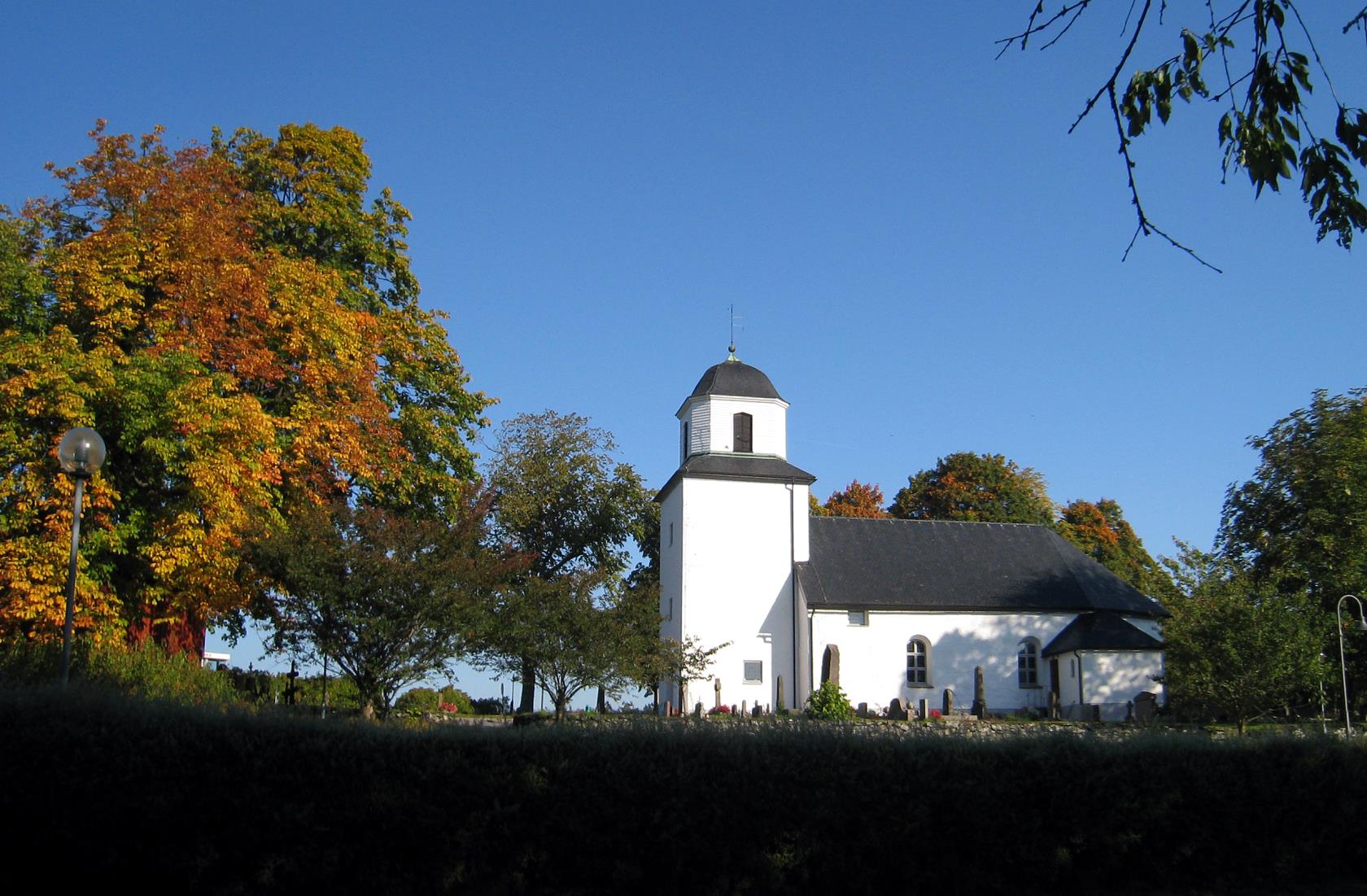 Östad kyrka i höstskrud.