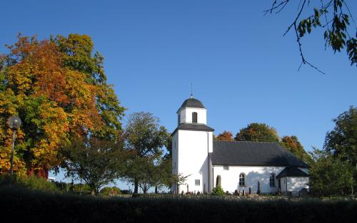 Östad kyrka i höstskrud.