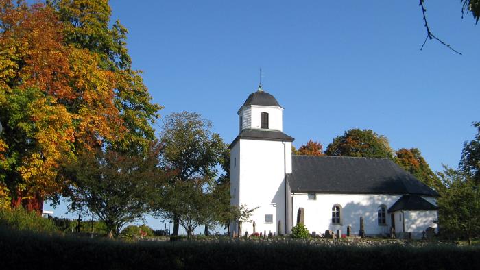 Östad kyrka i höstskrud.