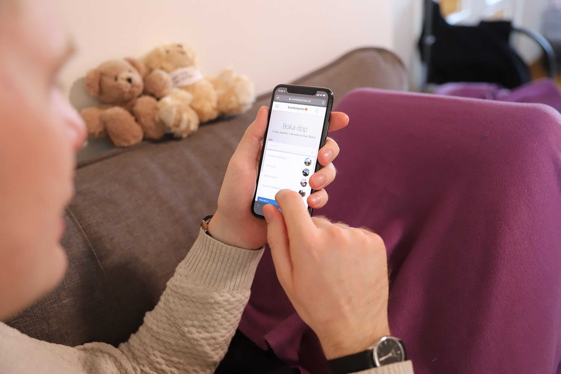Man scrollar på mobiltelefon