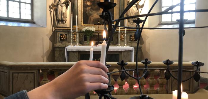 På grund av den ökade smittspridningen firar vi för närvarande i inte gudstjänst i Bromma församling. Istället finns det möjlighet till ljuständning och en stund i stillhet i kyrkan. Här hittar du öppettiderna.