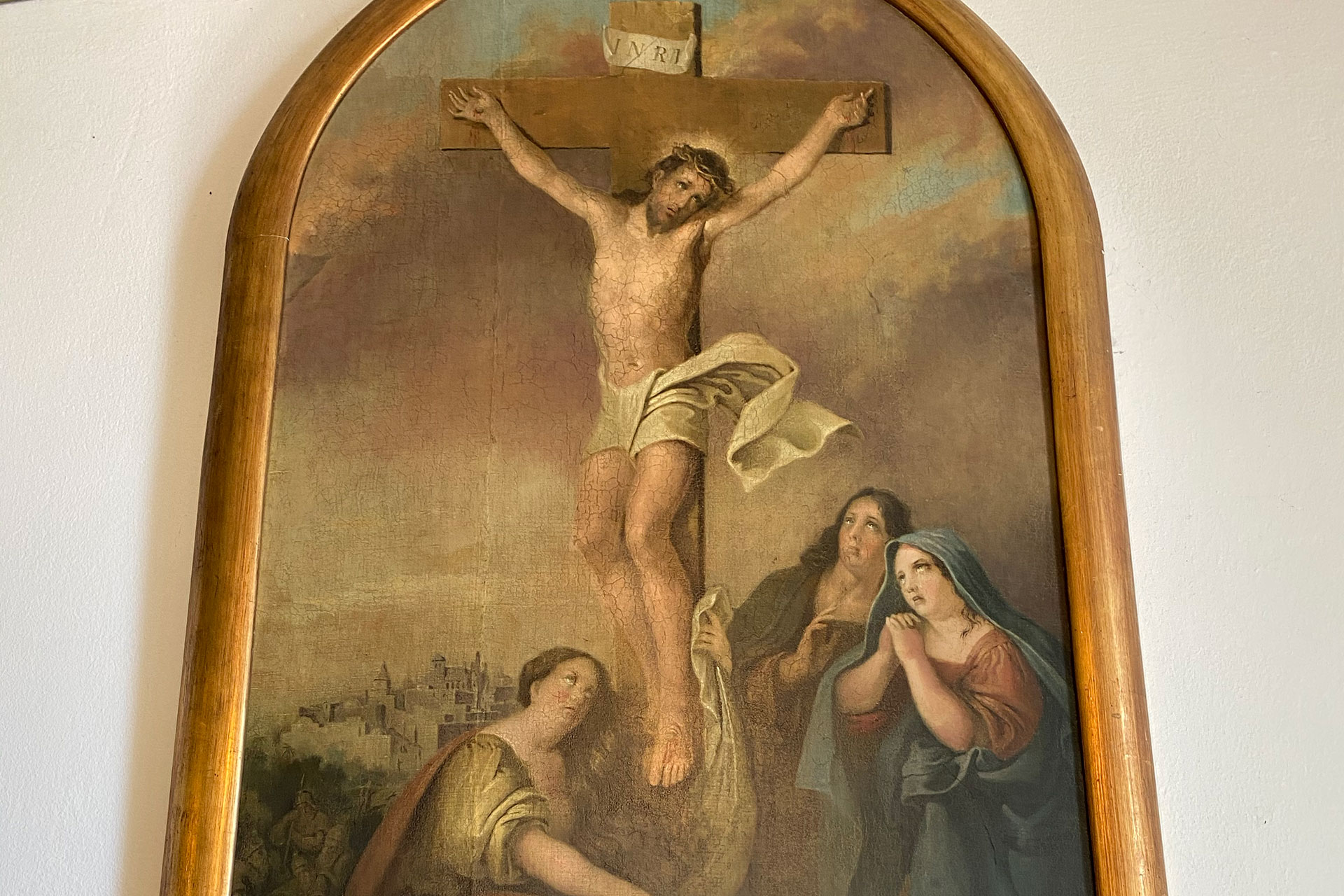 Oljemålning av Jesus på korset omgiven av sörjande kvinnor.