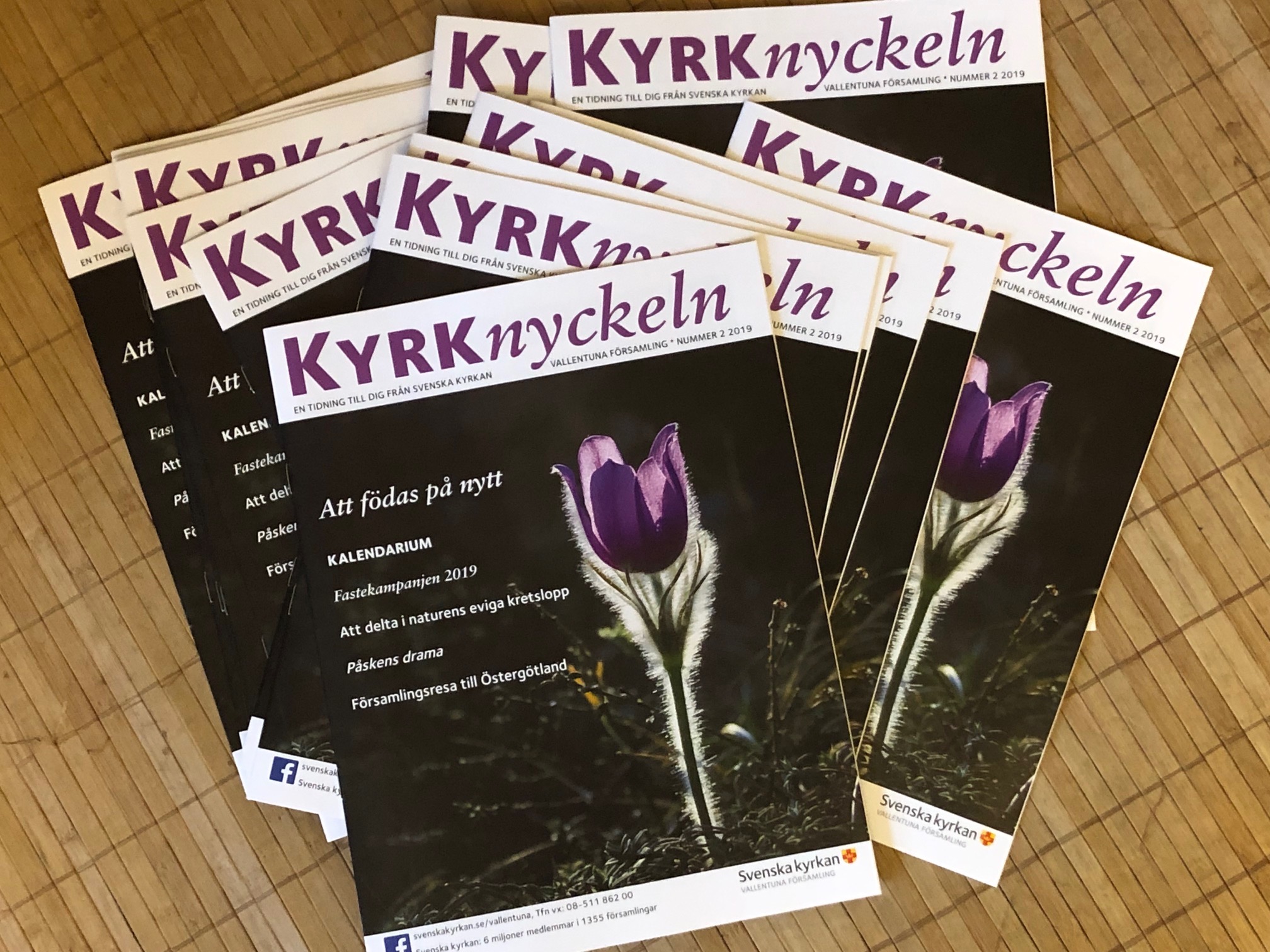 Ett nummer av församlingstidningen Kyrknyckeln ligger på ett bord.