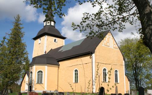 Gul kyrka i grönska