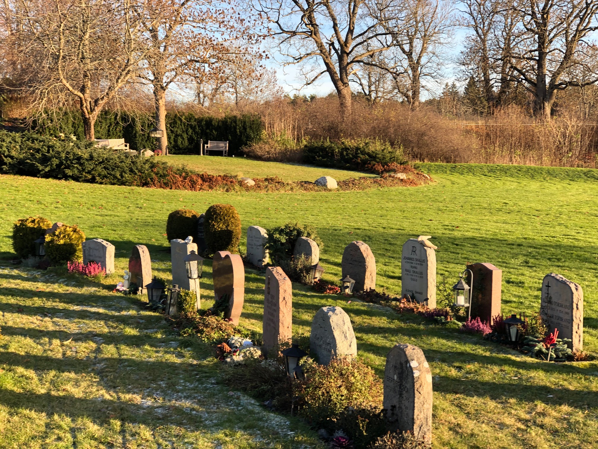 Ett antal gravstenar på en kyrkogård.