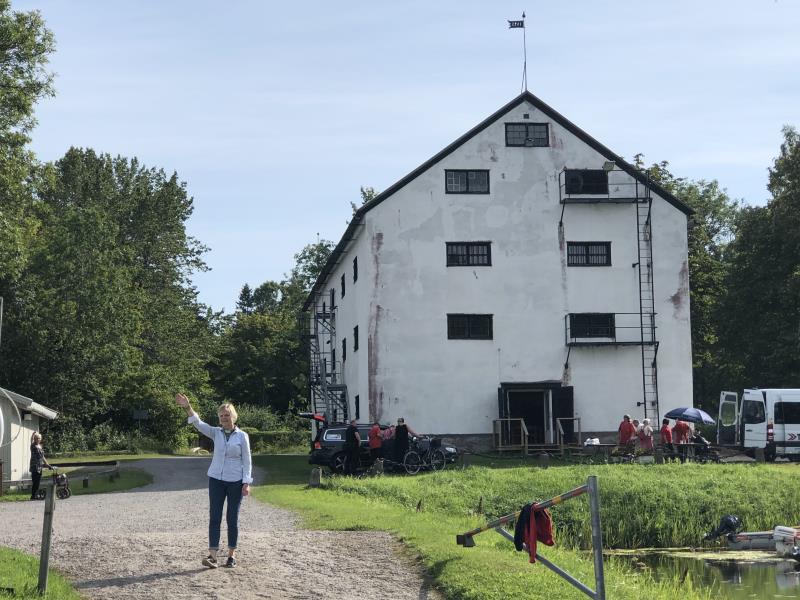 Diakon Carina Vindeland vinkar bryggbåten adjö vid Vita magasinet i Karlholm