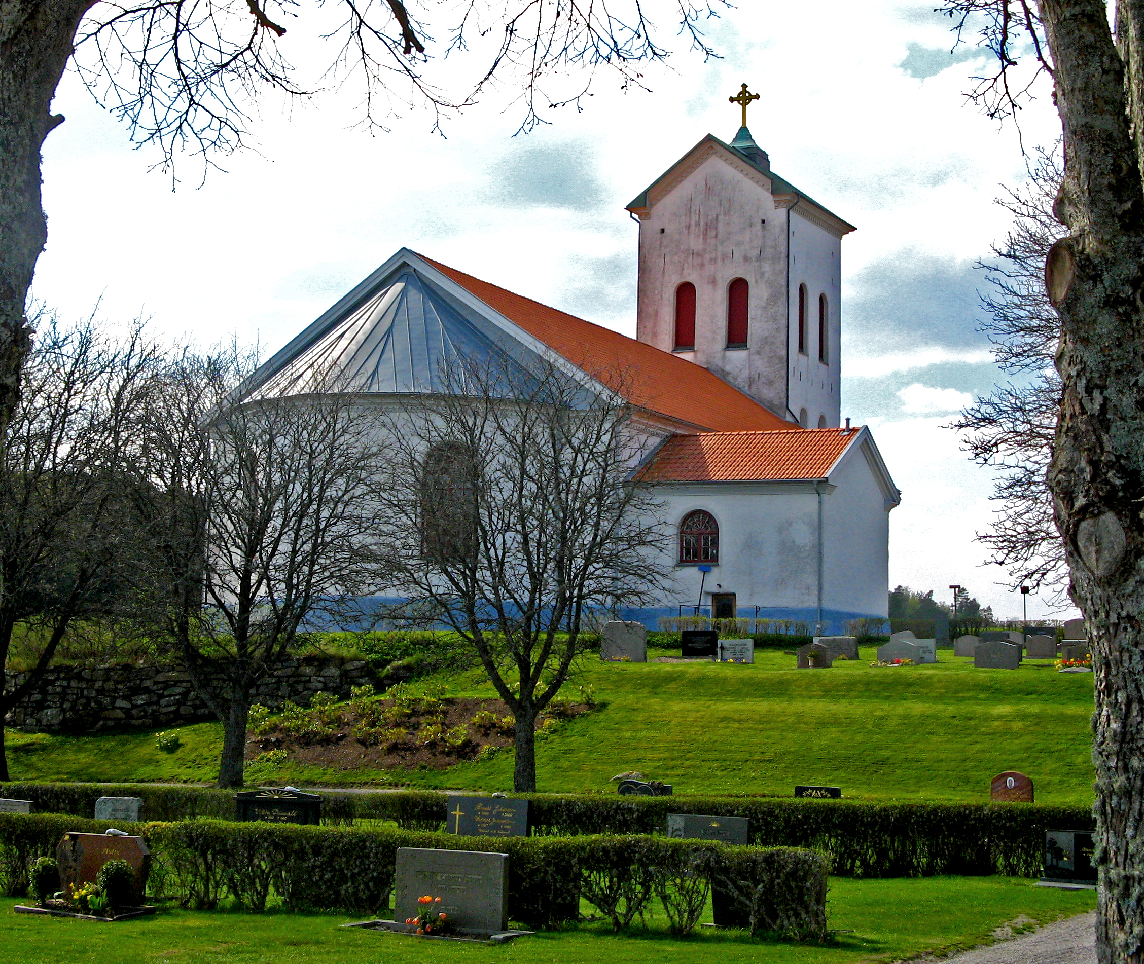 Högås kyrka i sol