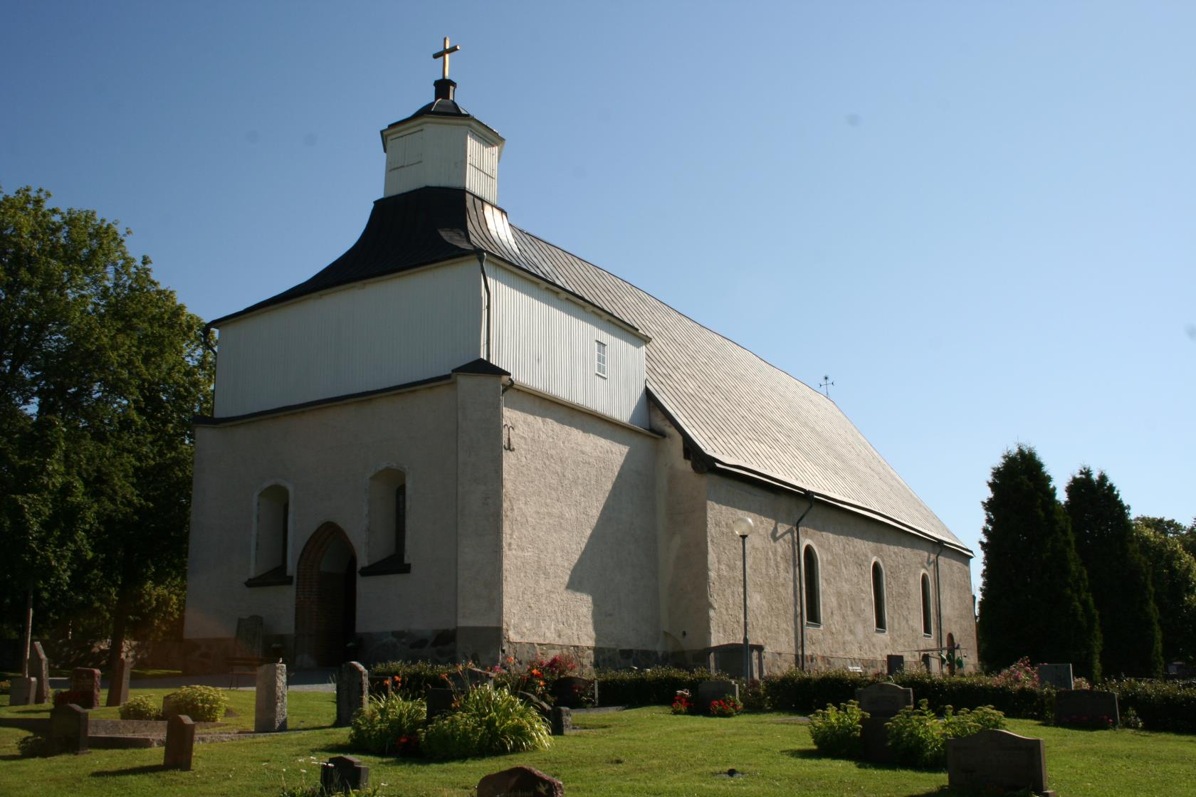 Gulgrå kyrka på kyrkogård