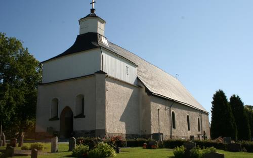Gulgrå kyrka på kyrkogård