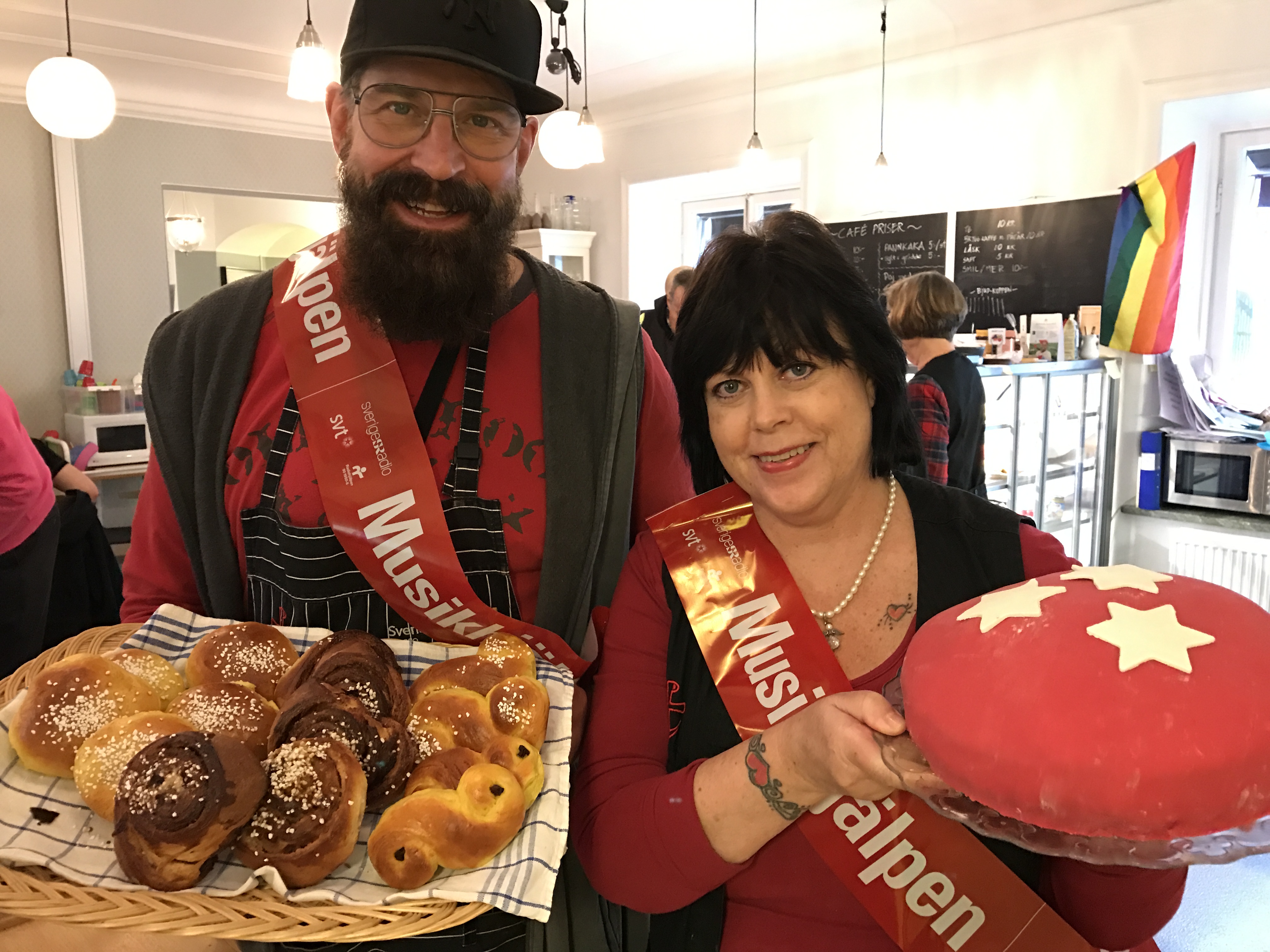 Sonny och Lena vid Go'fika på Café Nikolai, för Musikhjälpen. Go'fikat drog in över 30 000 kronor till Musikhjälpen!